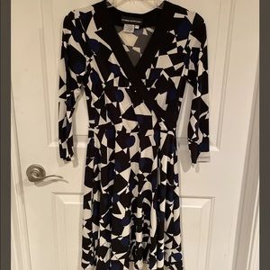 DONNA MORGAN Patterned Stretchy Dress Sz 4  3/4 Sleeve V Neck B51